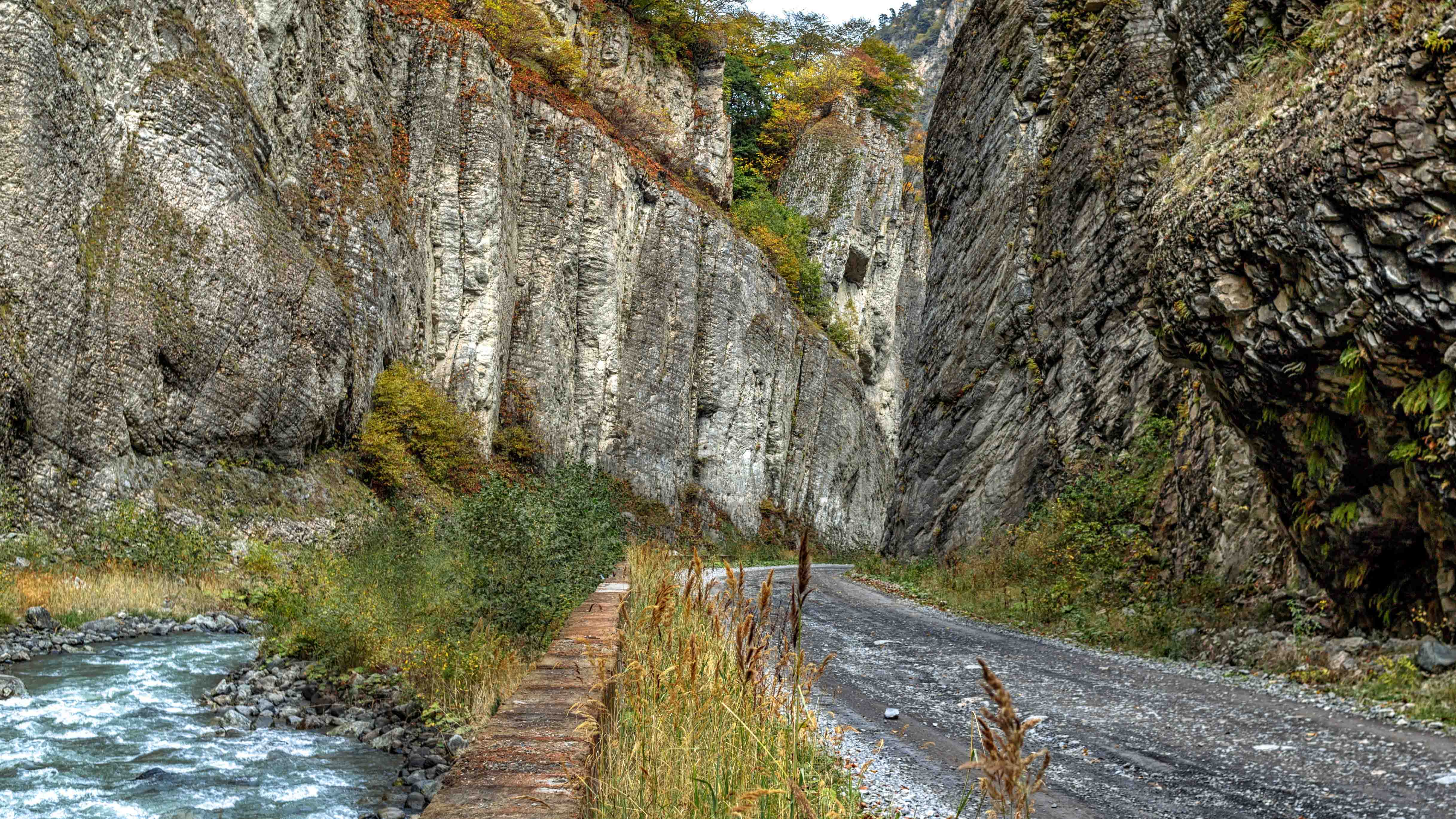 Какие ущелья в осетии. Доломитовое ущелье осетии. Каньон кадаргаван северная осетия. Геналдонское ущелье северная осетия. Теснина кадаргаван северная осетия.