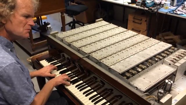 Исполнение на аккордеоне Hammond Novachord, построенном в 1939 году смотреть онлайн