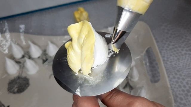 Зефирные тюльпаны, насадкой роза.