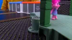 ToyClub шоу - Тролли Розочка и Цветан - Видео с игрушками