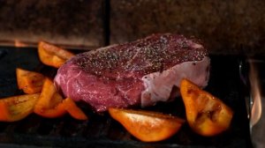 Стейк с овощами на каменном гриле. Vasilev grill . Мясо на камне.