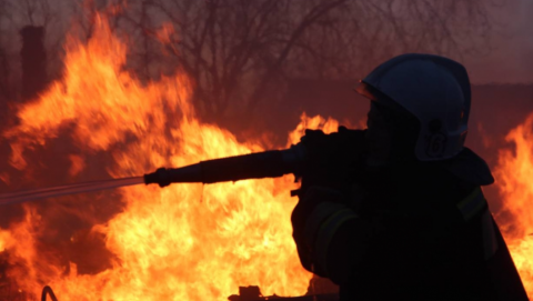 Пожар охватил сразу несколько дачных поселков в Иркутской области