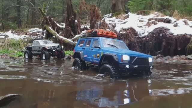 Мрачный ручей с каменистыми дном и берегами. Преодолеваем на RC Trophy смотреть онлайн