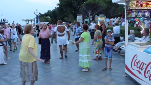 Крым. Баба пати Бабули жгут