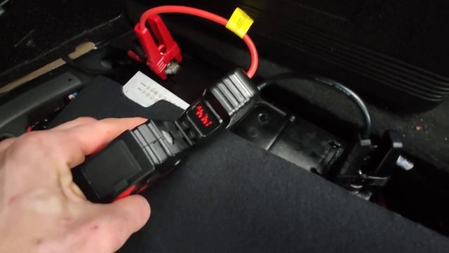 W211 Mercedes не заводится, ошибка на красном фоне, сел аккумулятор смотреть онлайн