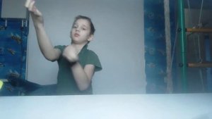как научится крутить мяч на пальце?