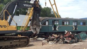Как режут вагоны Московского Метро
