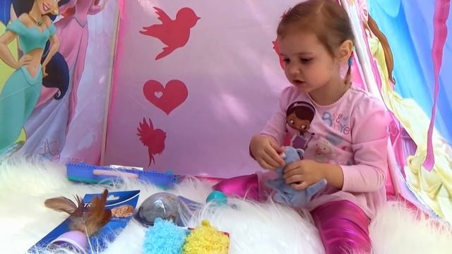 Катя и кошечка играют в палатке смотреть онлайн