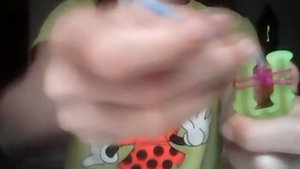 Как сплести брелок из резинок виноград на рогатке.