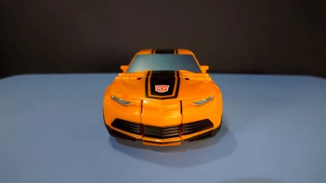 Игрушки Трансформеры 4. Автобот Бамблиби. Роботы для детей - обзор на русском.