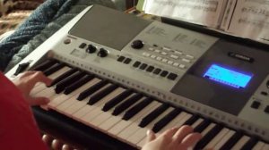 Синтезатор Yamaha E413. классная музика.