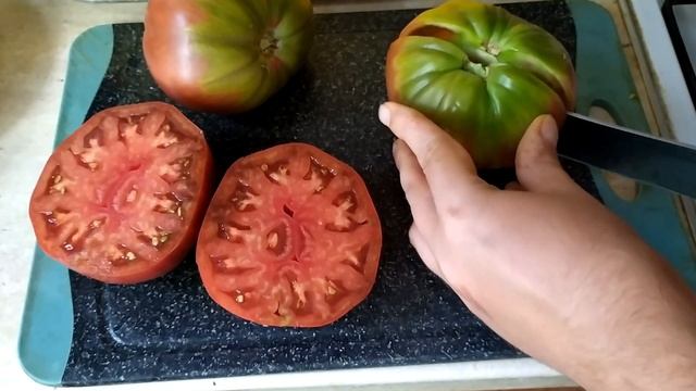 Томат Бычье сердце черное (дегустация и разрез).