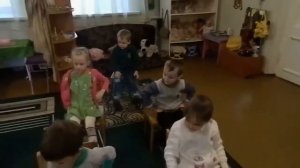 Зарядка на стульях в детском саду