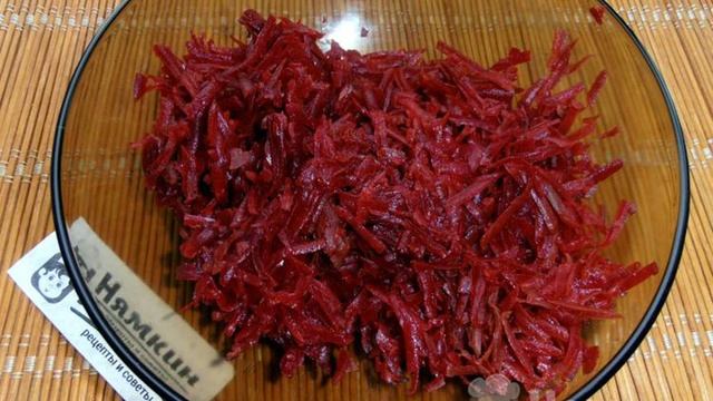 Салат из свеклы с крабовыми палочками, вареными яйцами и сыром