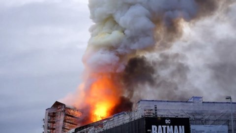 Пожар в историческом здании фондовой биржи XVII века в Копенгагене — видео