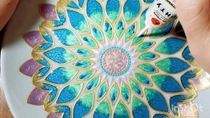 Находим центр тарелки и рисуем схему для росписи. Точечная роспись декоративной тарелки
