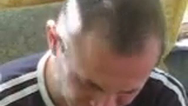 прикол...чувак жрёт гусеницу смотреть онлайн