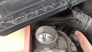Замена воздушного фильтра на Фольксваген Поло