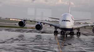 А380 подъезжает к телетрапу в аэропорту Чикаго