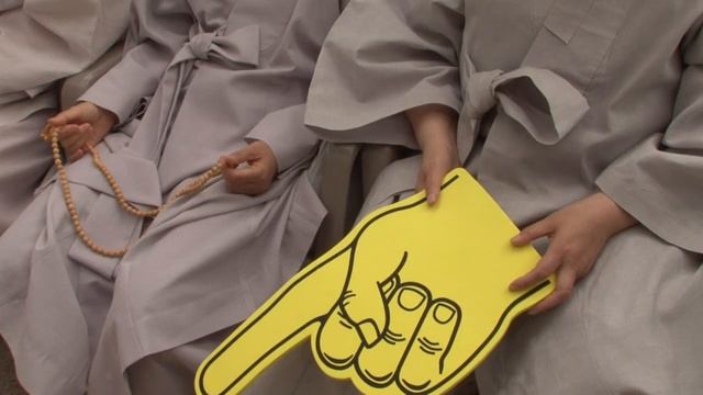 South Korean Buddhist monks and nuns 'rap' the prayer смотреть онлайн
