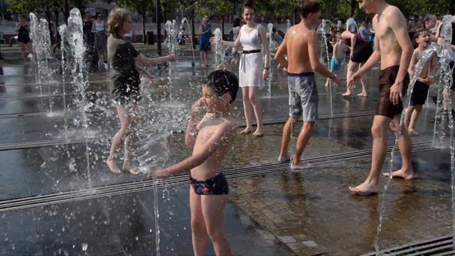 Summer splashes, fountain and girls!/Брызги лета, фонтан и девушки! смотреть онлайн