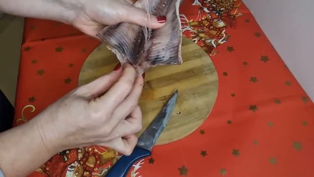 Как почистить селёдку. Простой способ. смотреть онлайн