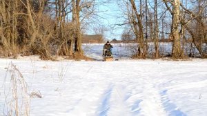 Снегоход-палочник хорош и по полю, и по лесу...