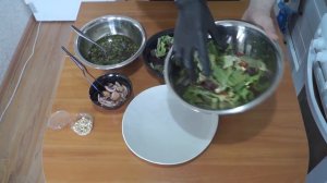 Лёгкий салат с морепродуктами и бомбический заправкой.
