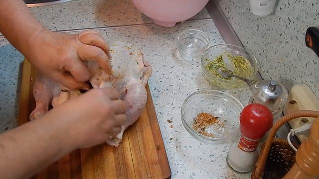 Курица в лаваше, запеченная целиком в духовке.