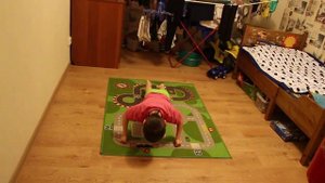 пятилетний мальчик отжимается 105 раз на кулаках