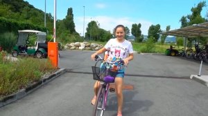 VLOG Рома и Диана в Италии - Катаемся на велосипедах всей семьей