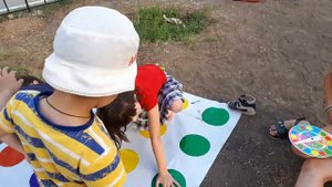 Девочки и никита играют твистер !!