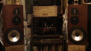 трехполосная акустика играет джазз