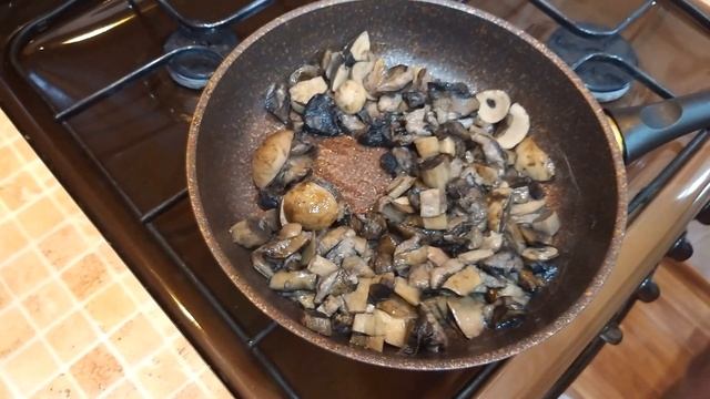 Пельмени в горшочках. С грибами и сыром.