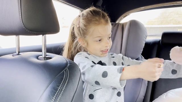 ВЫПАЛ ПЕРВЫЙ ЗУБ - Алисия ждет Зубную Фею смотреть онлайн