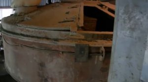 Производство бетона, загрузка бетономешалки