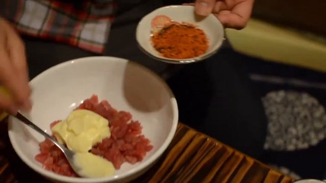 Острые суши роллы из тунца дома всегда вкуснее.