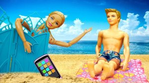 Видео КУКЛЫ НА ПЛЯЖЕ. Барби ПЕРЕОДЕВАЛАСЬ и потеряла телефон. Видео для девочек про Барби и Кена