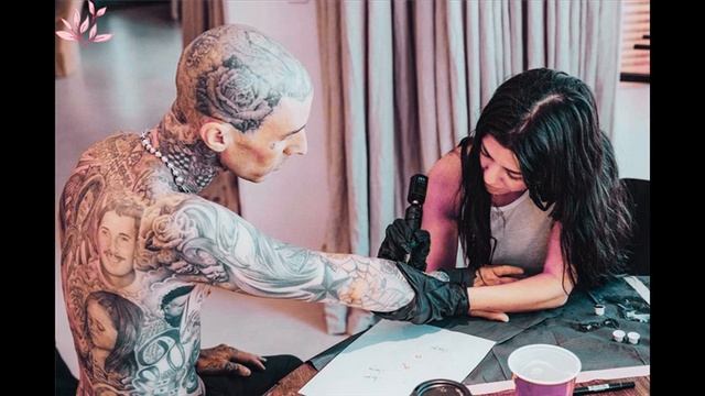 Трэвис Баркер прикрыл татуировку с именем своей бывшей жены изображением губ Кортни Кардашьян смотреть онлайн