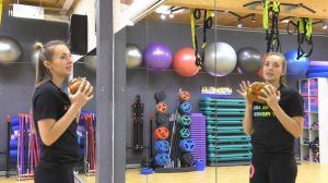 Югорский тренер провела тренировку с трёхлитровой банкой с соленьями