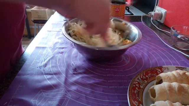 #РукоделиеотГалины Салат с капустой, кукурузой, свежими огурцами.