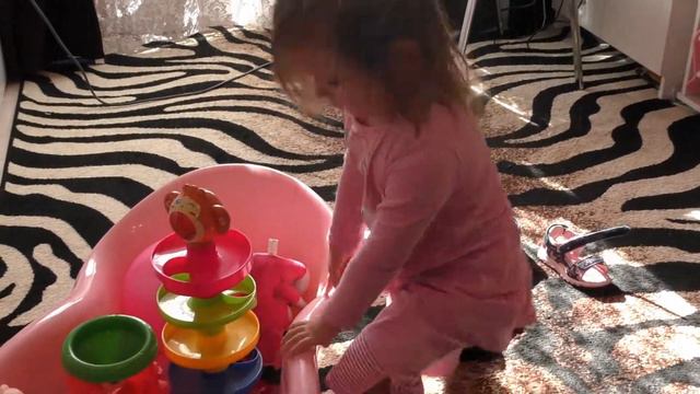 Детское видео с игрушками и куклами: Свинки, кукла и игрушки принимали ванну смотреть онлайн