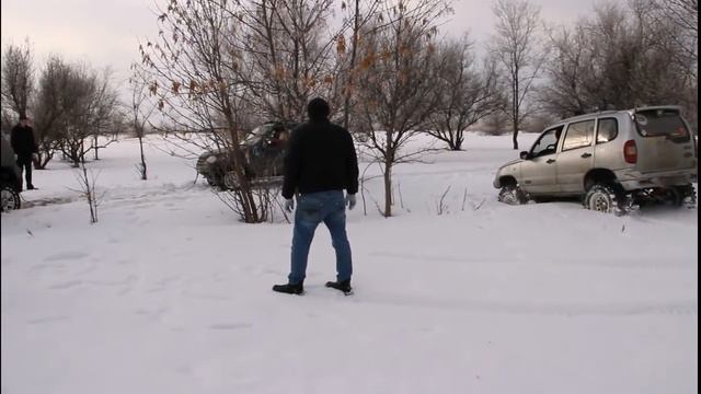 Нивы, Шеви Нивы и УАЗ Патриот по снегу 07.02.2016 смотреть онлайн