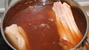 Вареная грудинка в луковой шелухе