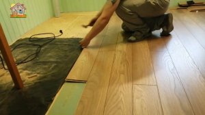 Все ряды за пару часов. Укладка ламината на фанеру на дачный пол. DIY & DACHA Серия 199