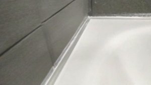Стройка дома - 133. Установка стальной ванны и экран из керамогранита. Своими руками.