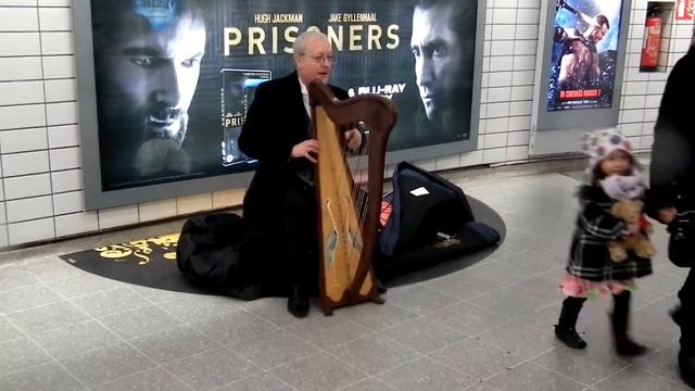 Арфа в Лондонском метро смотреть онлайн
