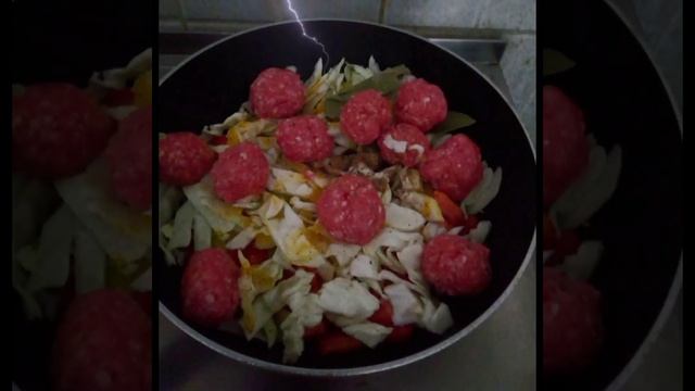 Готовлю фрикадельки с овощами.Тушу овощи на сковородке.Вкуснямба.Mesano Meso,kupus.??????