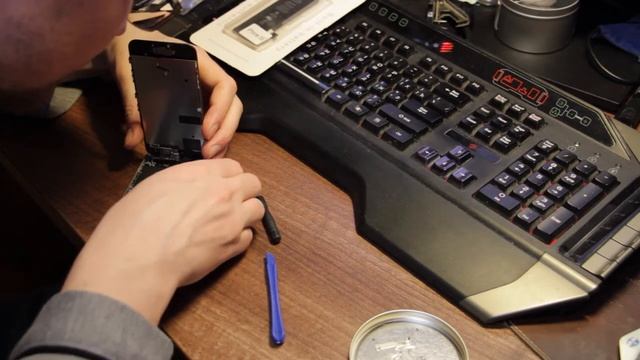 Замена аккумулятора в iPhone SE своими руками / Самостоятельно  разобрать айфон в домашних условиях