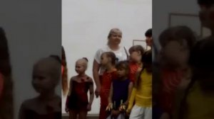 Панкратова Александра  поет песню "Я рисую этот мир"